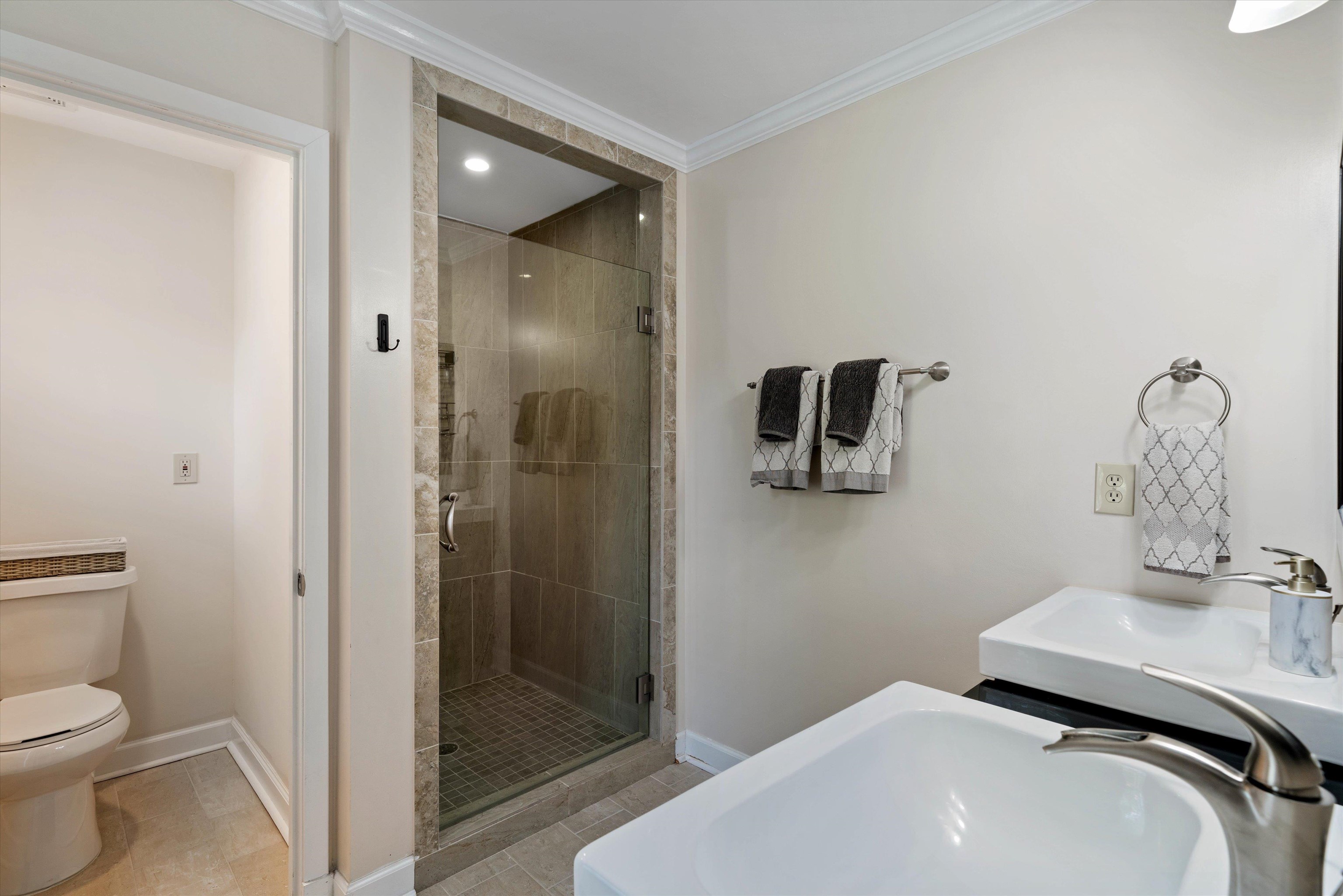 4208 Chickasaw Road Memphis, TN 38117 - Photo 16 of 25 a bathroom with a sink and a mirror