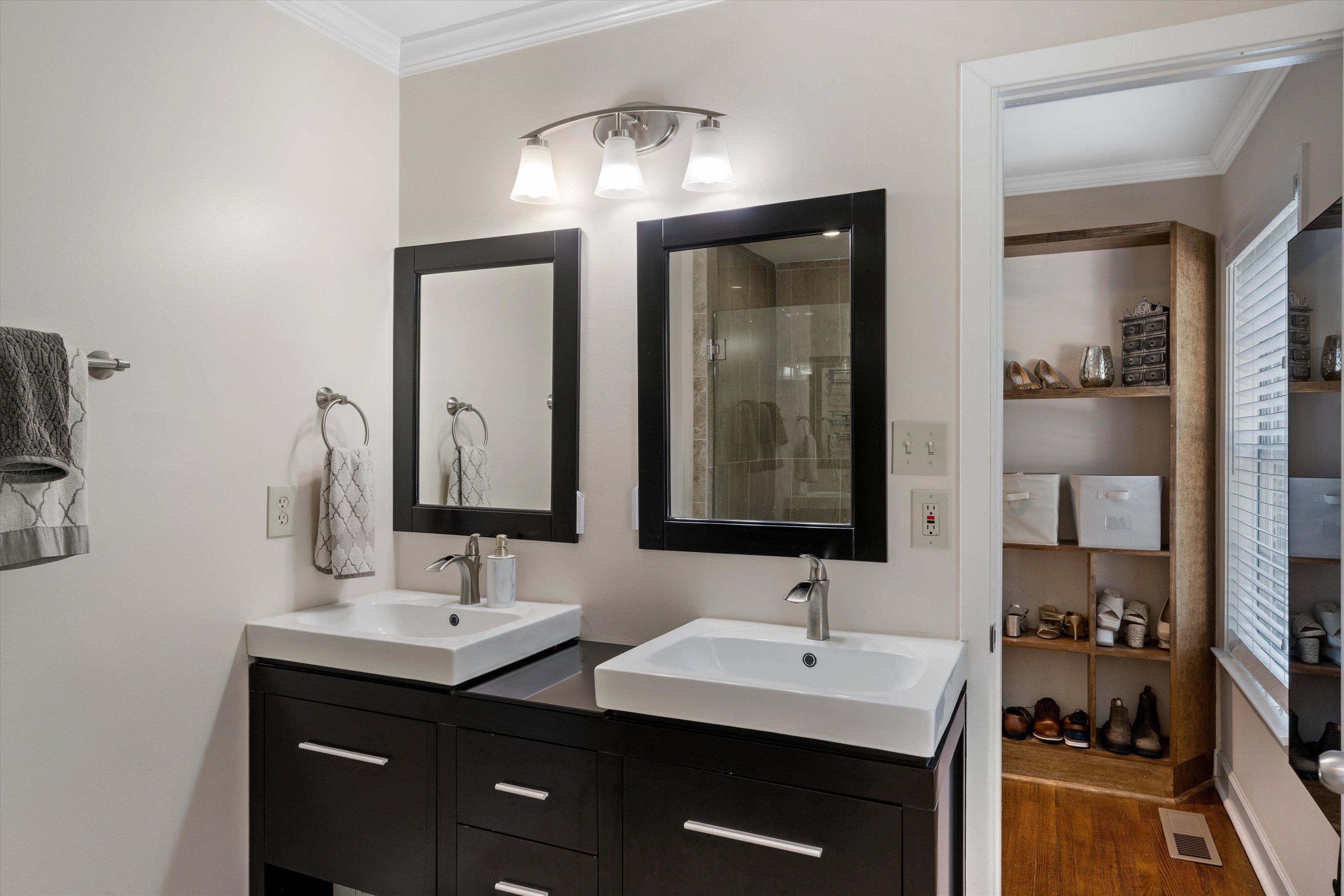4208 Chickasaw Road Memphis, TN 38117 - Photo 17 of 25 a bathroom with double vanity sinks and a mirror