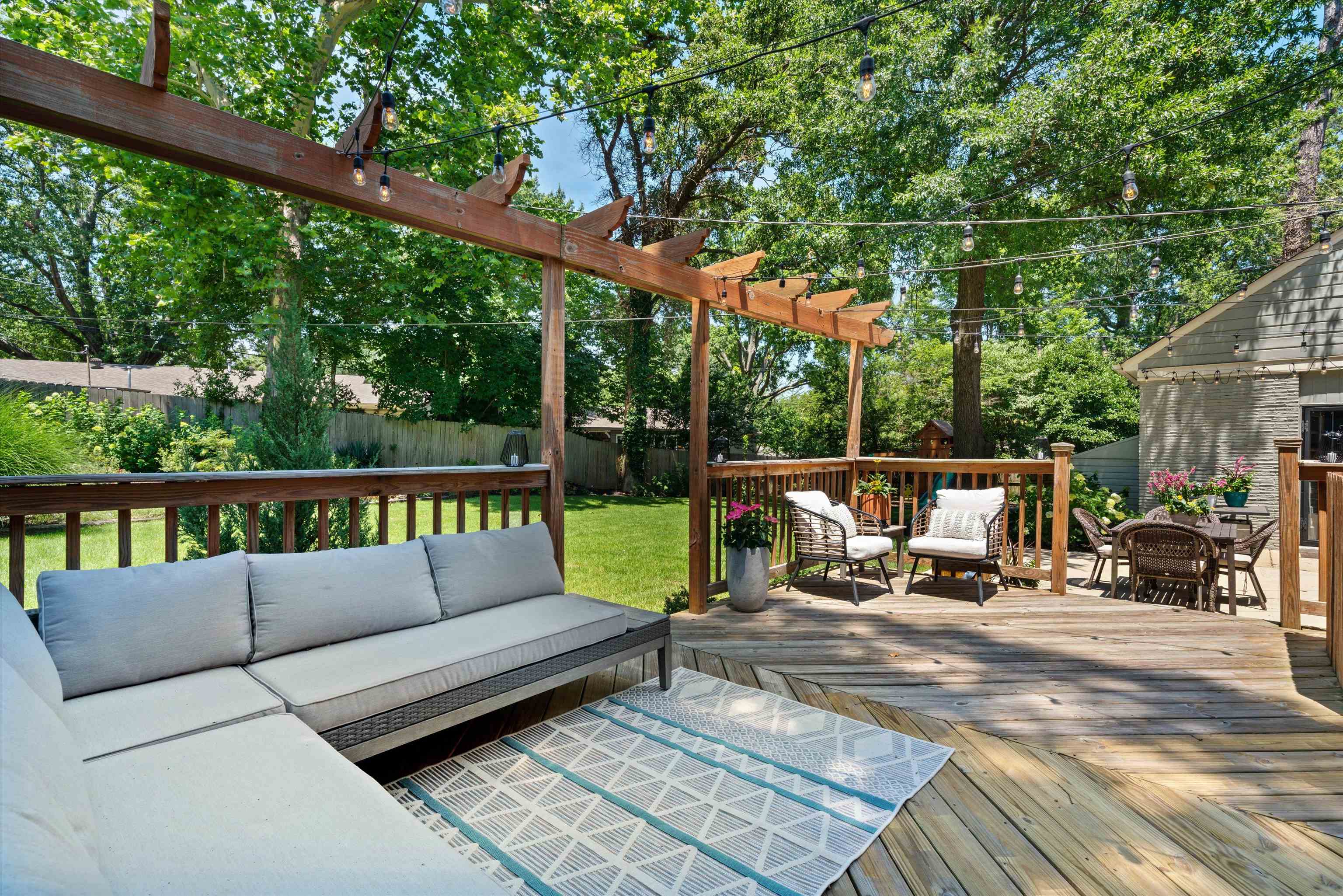 4208 Chickasaw Road Memphis, TN 38117 - Photo 23 of 25 a view of a bench in the roof deck