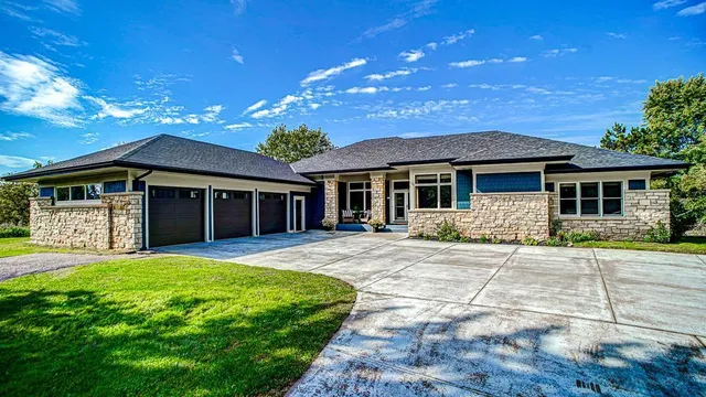 $975,000 | 8320 Dellwood Rd Court North, Grant, MN 55082