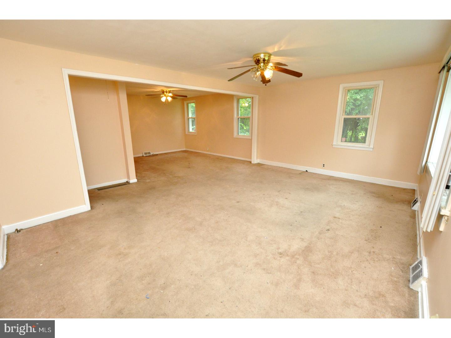 8470 Sheppard Road Pennsauken, NJ 08110 - Photo 2 of 20 Living Room