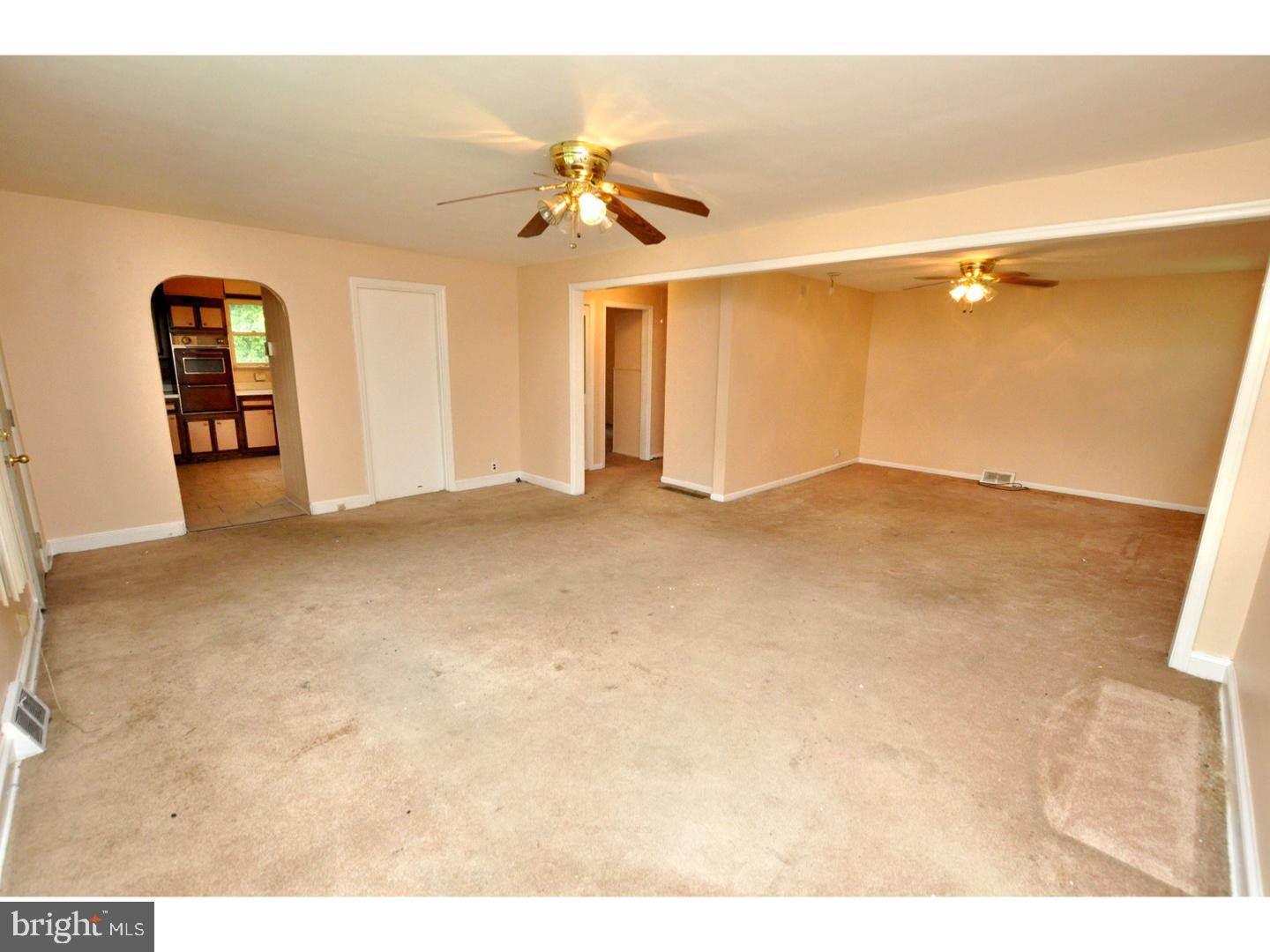 8470 Sheppard Road Pennsauken, NJ 08110 - Photo 5 of 20 Living Room