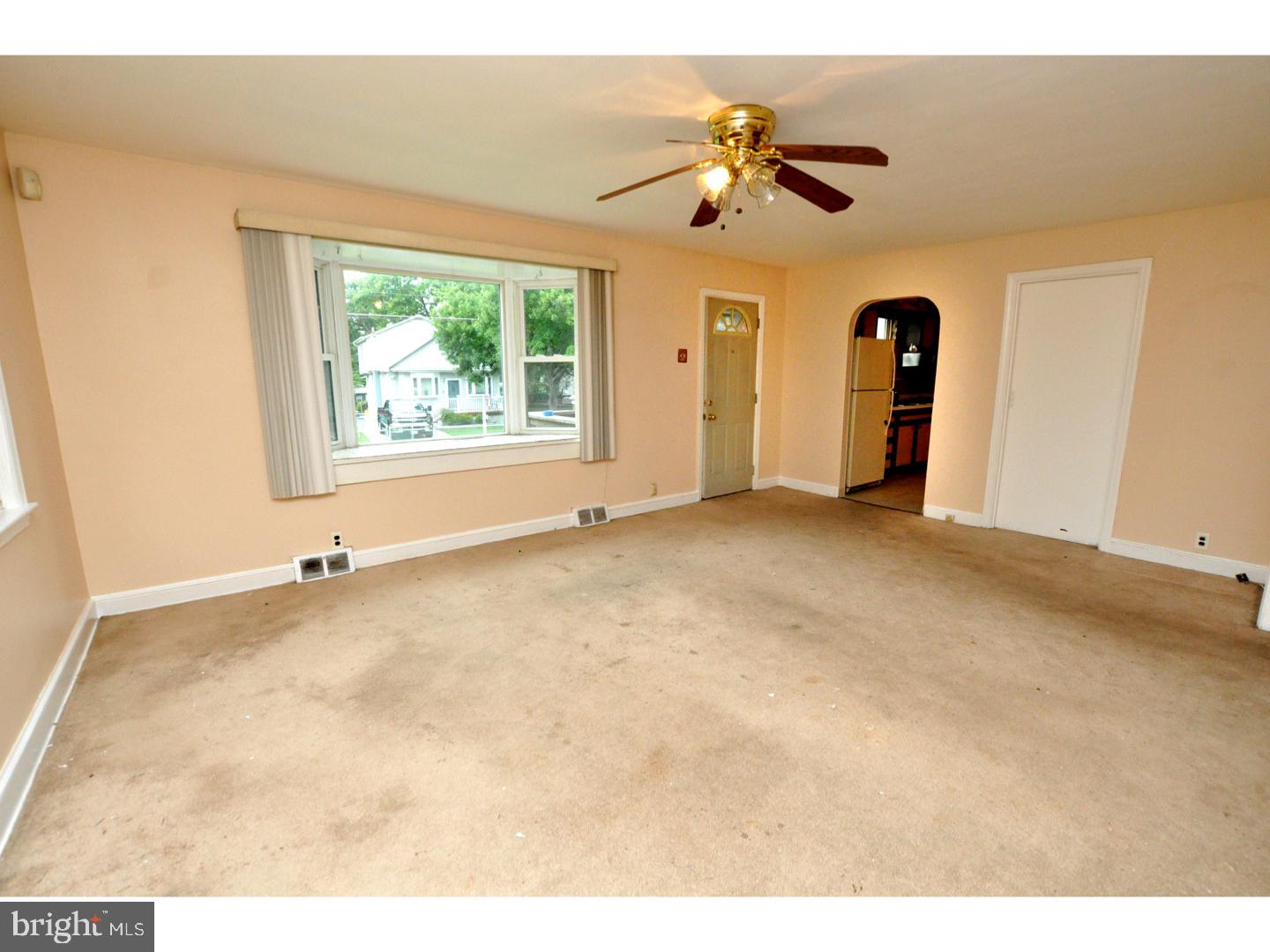 8470 Sheppard Road Pennsauken, NJ 08110 - Photo 6 of 20 Living Room