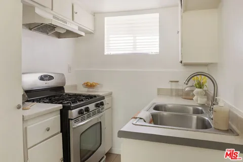 $1,399,000 | 1561 Carmona Avenue, Los Angeles, CA 90019