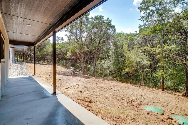 a view of a backyard