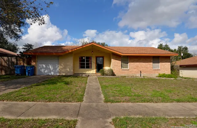 $158,900 | 1407 Mockingbird Lane, Beeville, TX 78102