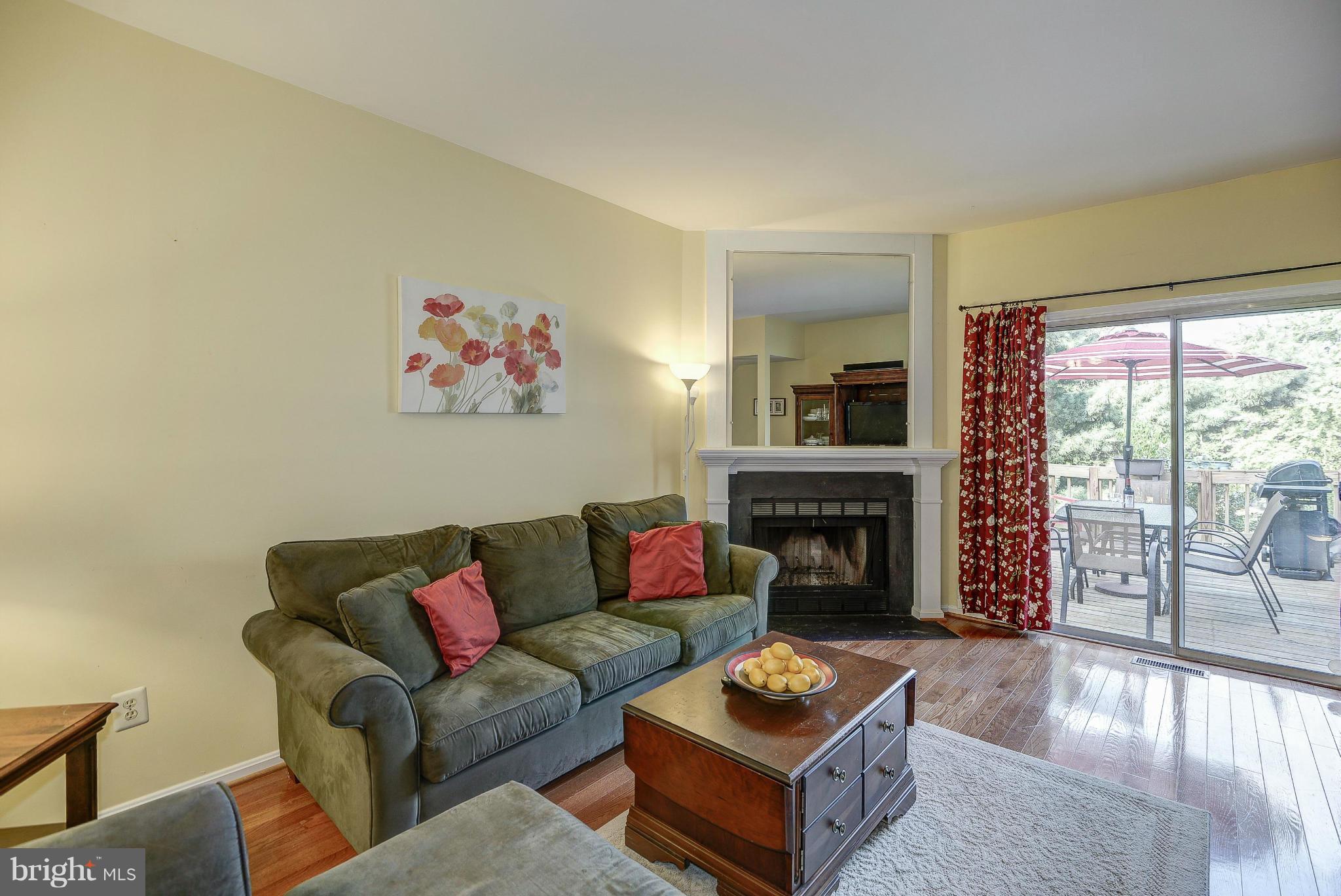 1690 Oaktree Court Reston, VA 20194 - Photo 11 of 30 Living Room