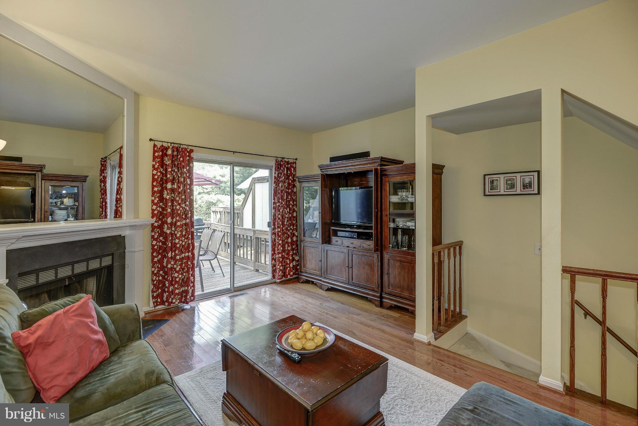 1690 Oaktree Court Reston, VA 20194 - Photo 12 of 30 Living Room