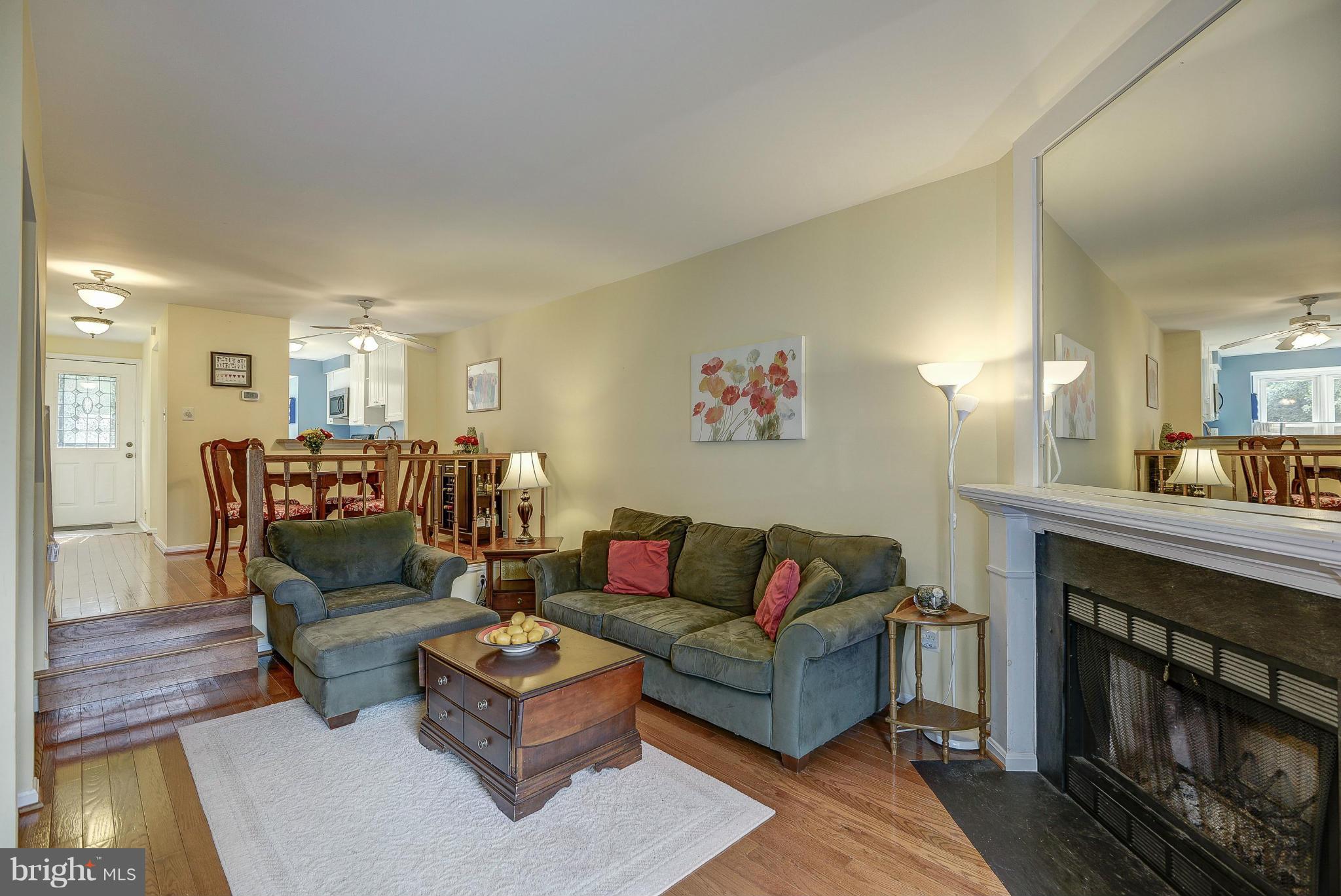 1690 Oaktree Court Reston, VA 20194 - Photo 16 of 30 Living Room
