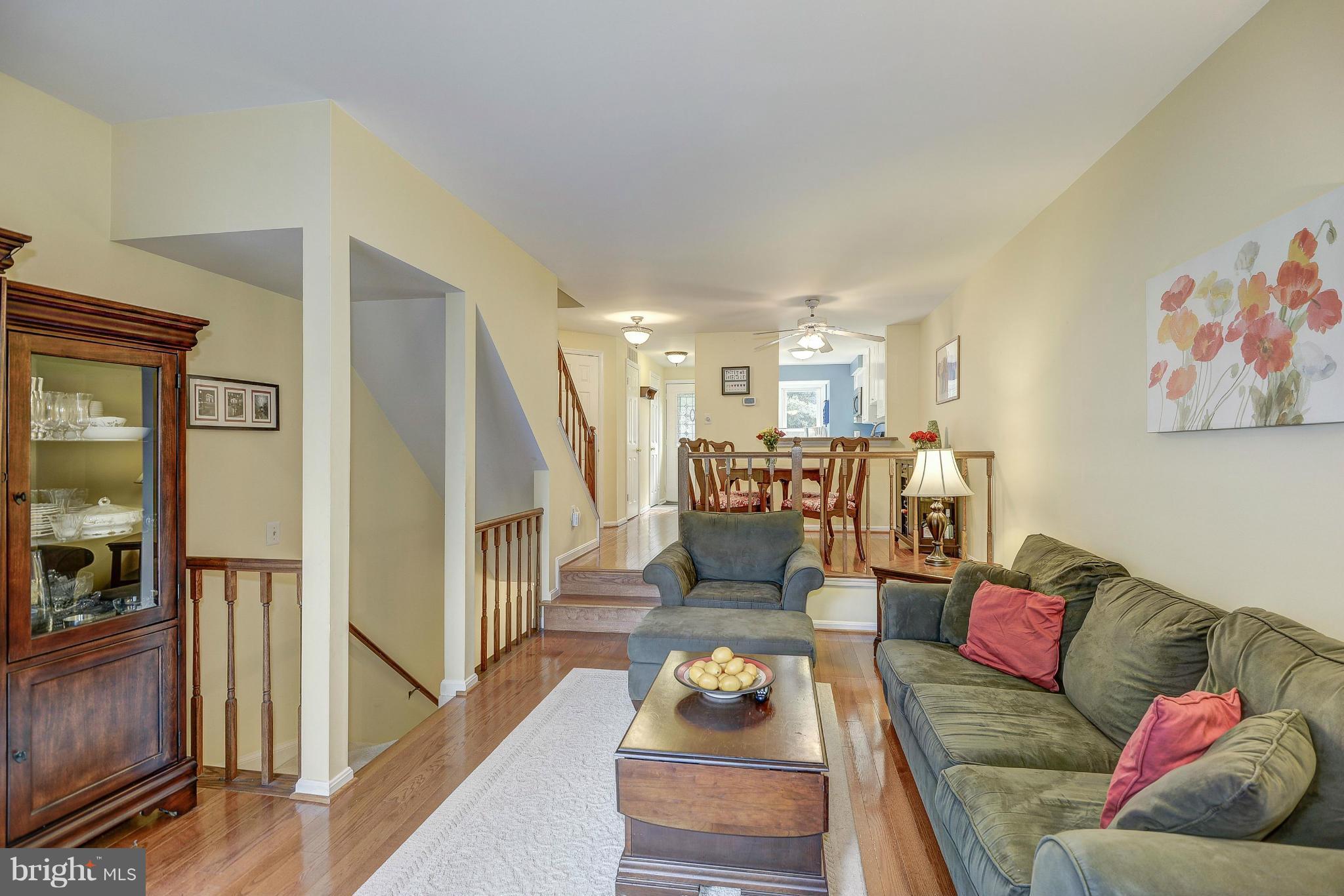 1690 Oaktree Court Reston, VA 20194 - Photo 17 of 30 Living Room