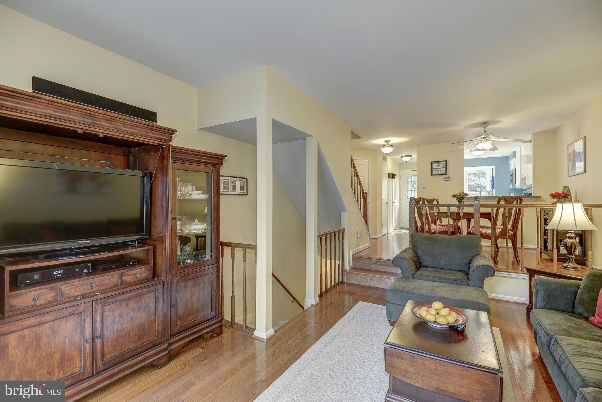 1690 Oaktree Court Reston, VA 20194 - Photo 18 of 30 Living Room