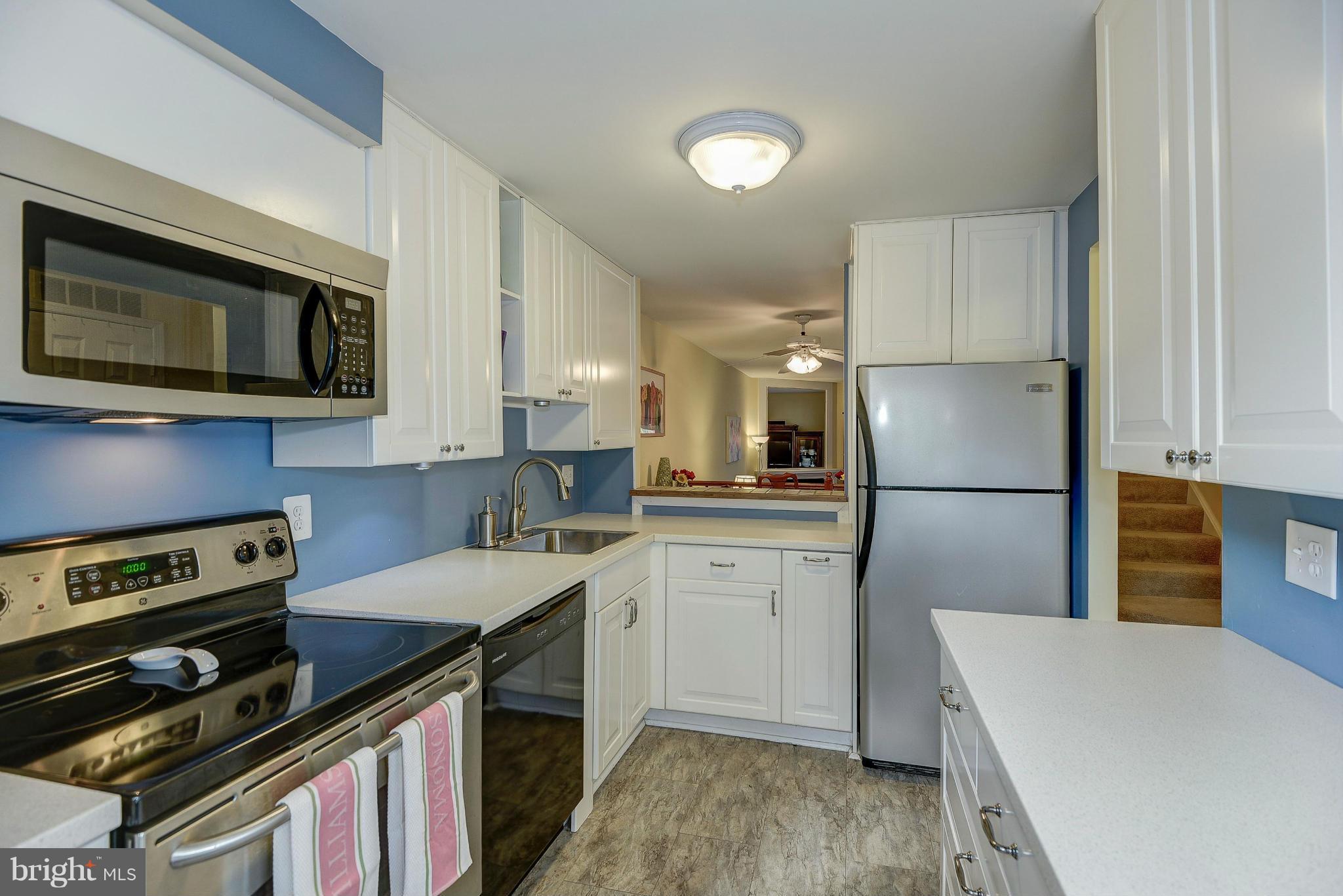 1690 Oaktree Court Reston, VA 20194 - Photo 4 of 30 Kitchen