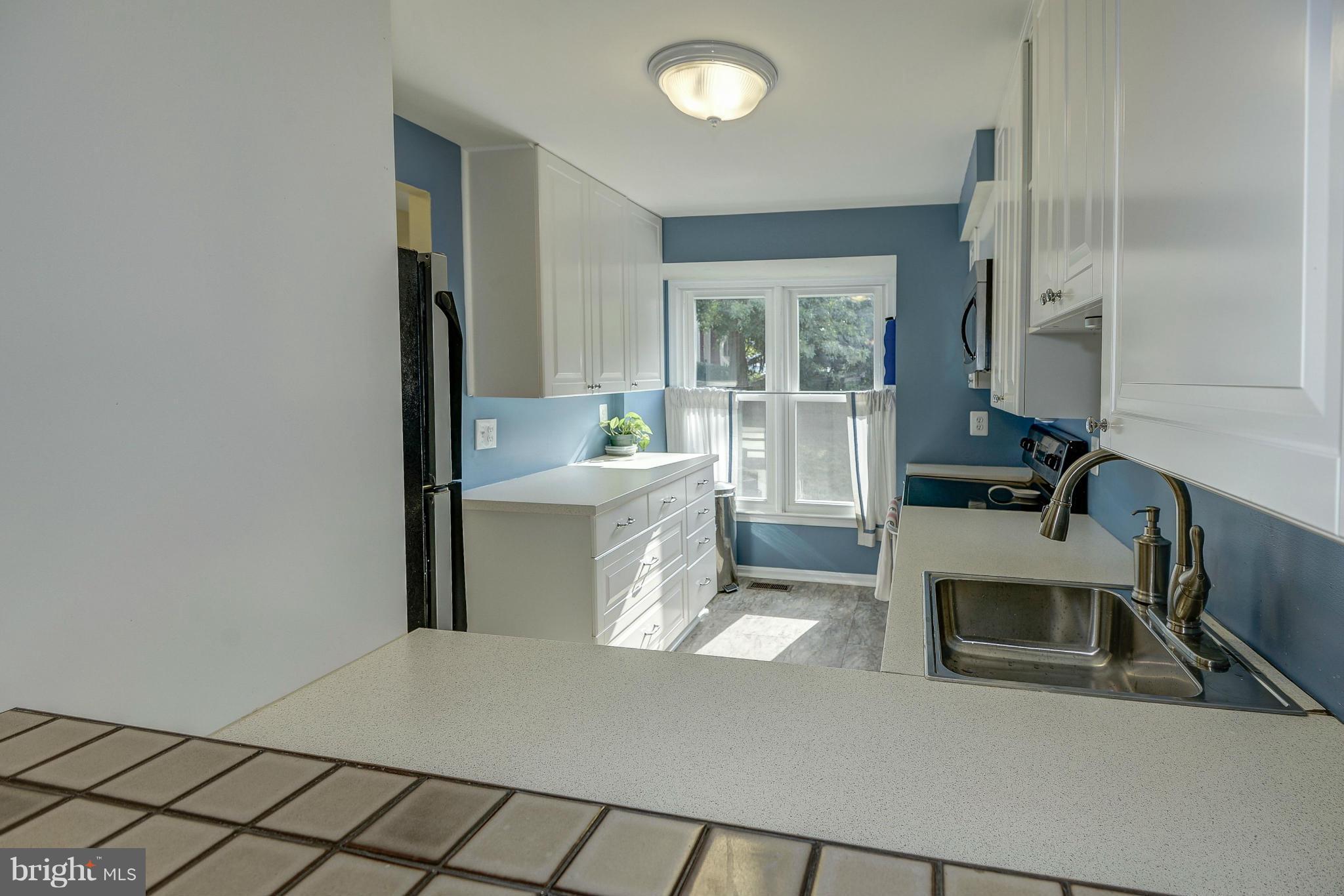 1690 Oaktree Court Reston, VA 20194 - Photo 8 of 30 Kitchen