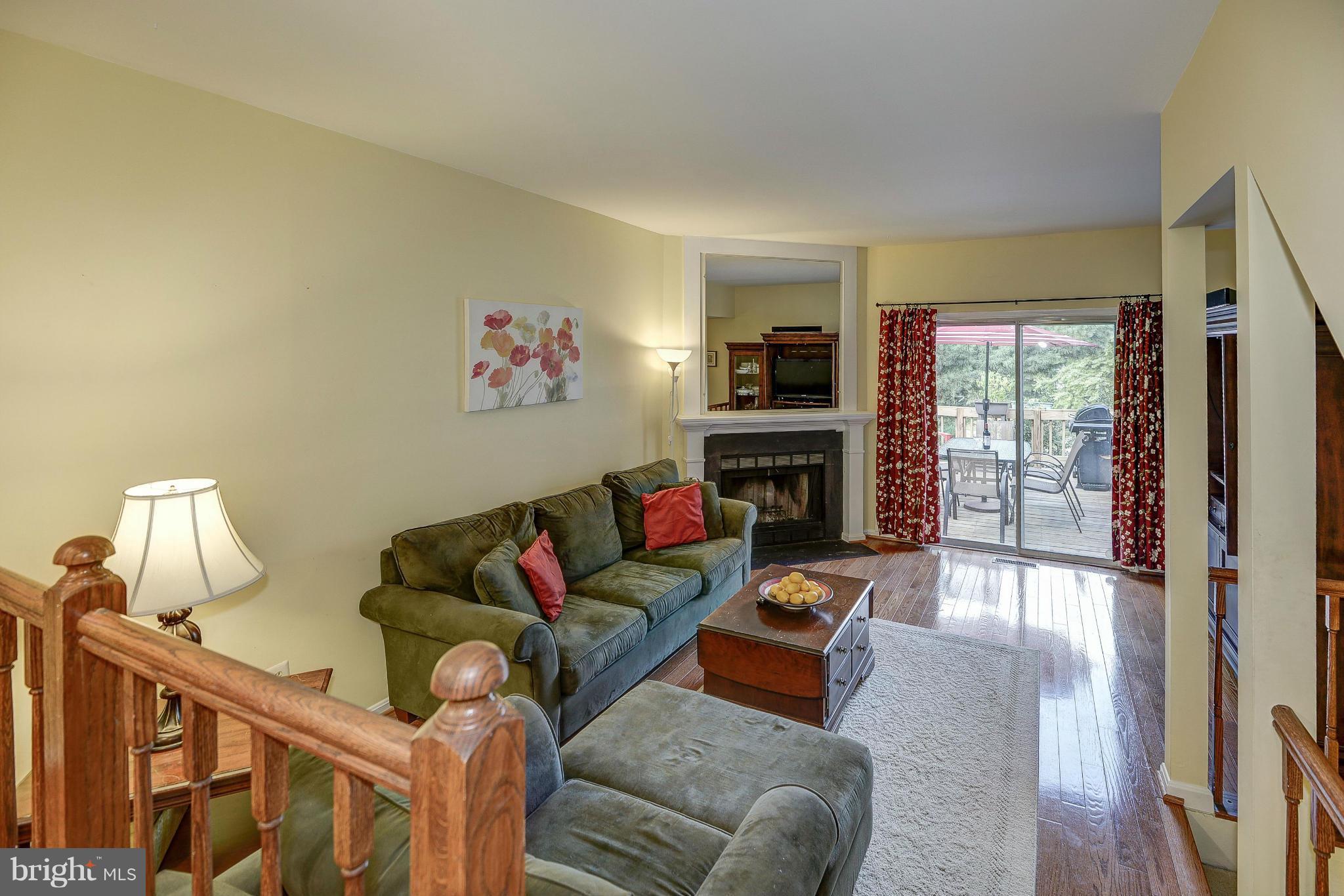 1690 Oaktree Court Reston, VA 20194 - Photo 9 of 30 Living Room