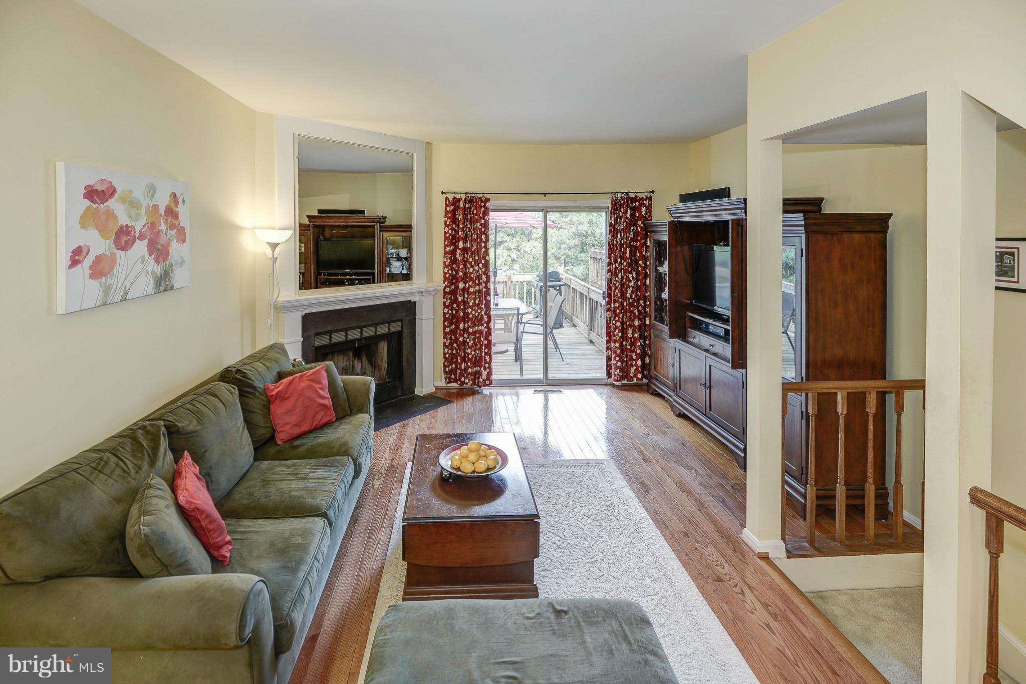 1690 Oaktree Court Reston, VA 20194 - Photo 10 of 30 Living Room