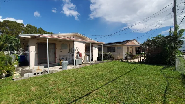 a view of a house with backyard porch and garden