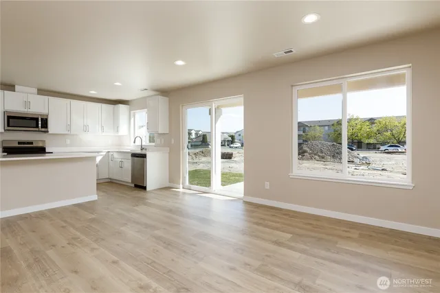 $712,000 | 921 West Ted Yao Way, Moses Lake, WA 98837