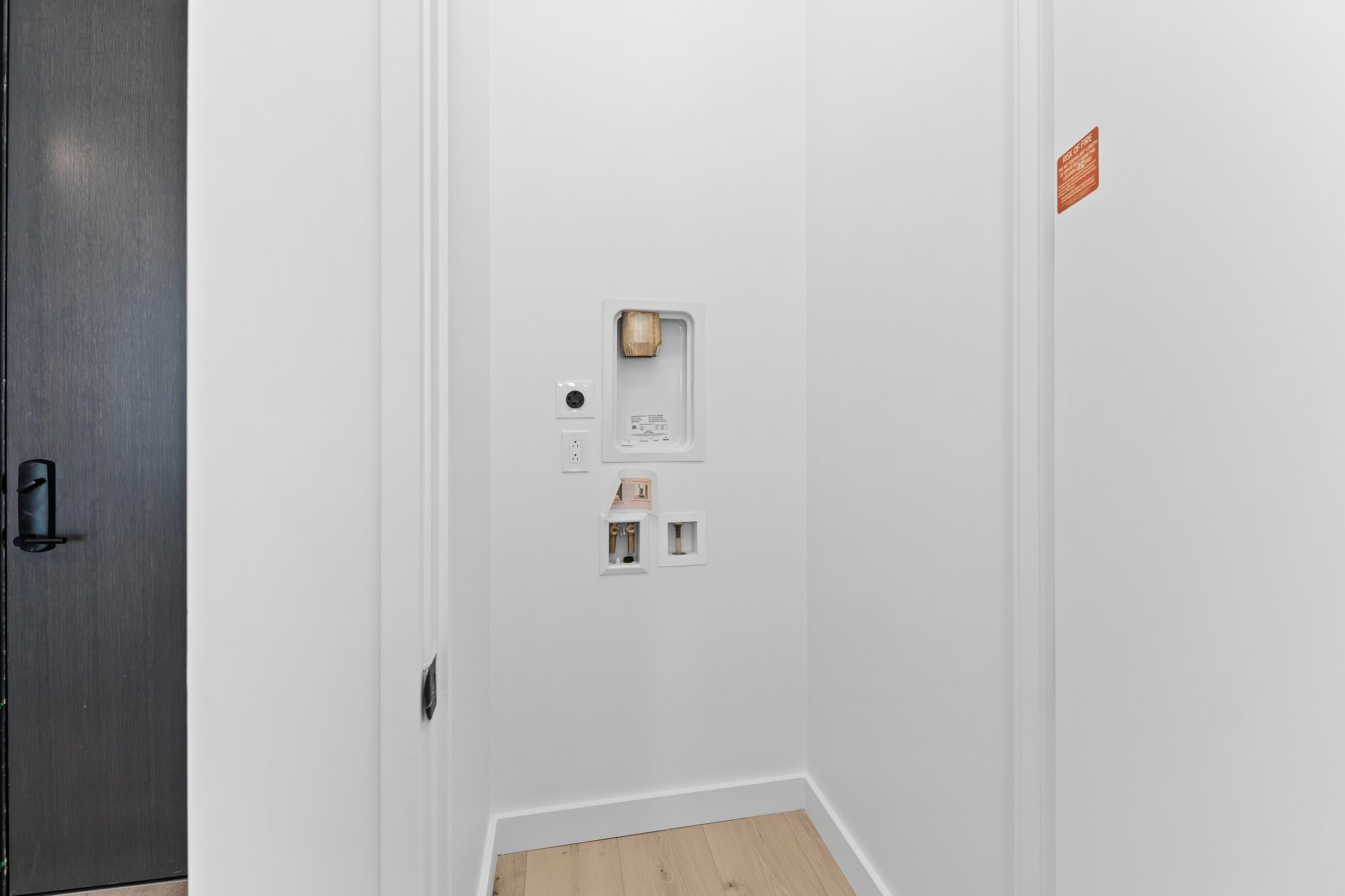 610 Davis Street, Unit 5206 Austin, TX 78701 - Photo 24 of 35 a bathroom with a bathtub