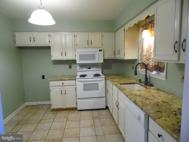 7 Ritchie Drive New Castle, DE 19720 - Photo 4 of 15 Kitchen