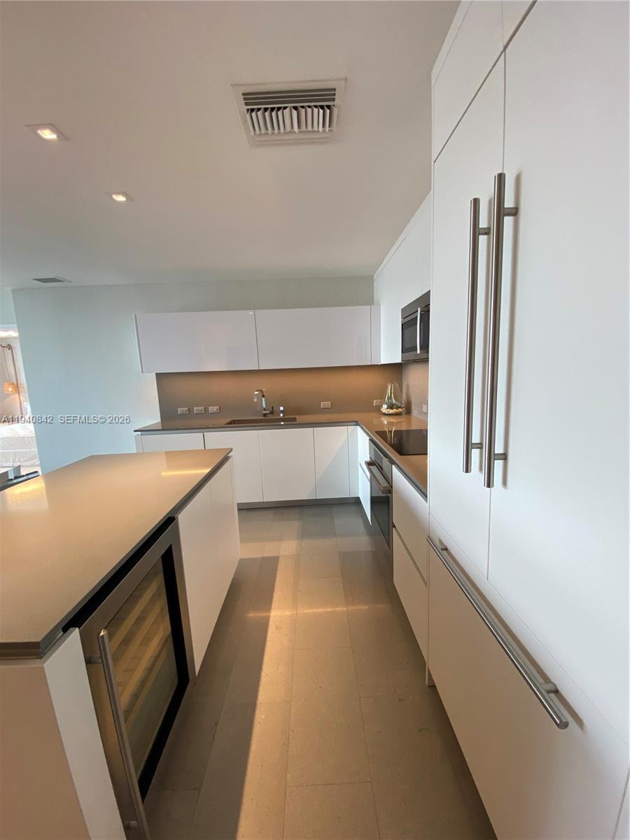 88 Southwest 7th Street, Unit 1904 Miami, FL 33130 - Photo 4 of 33 a kitchen with a sink and refrigerator