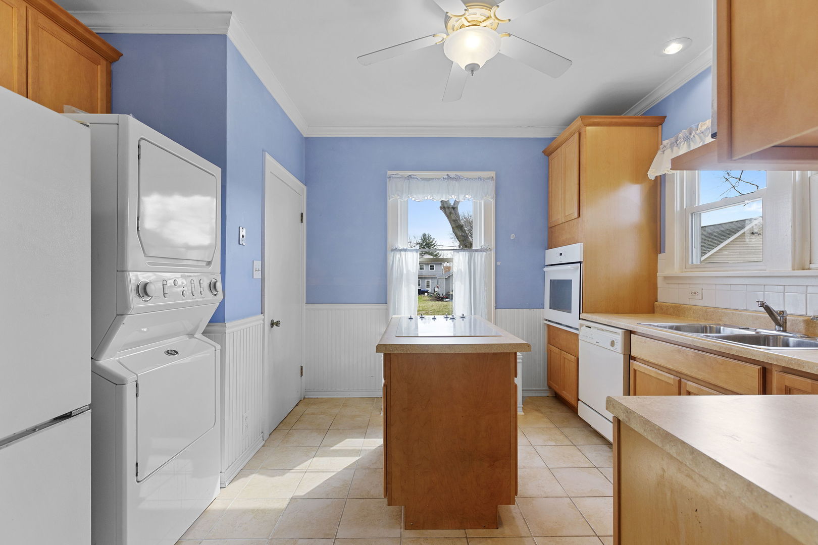 825 St John Street Elgin, IL 60120 - Photo 16 of 28 a spacious bathroom with a tub sink and mirror