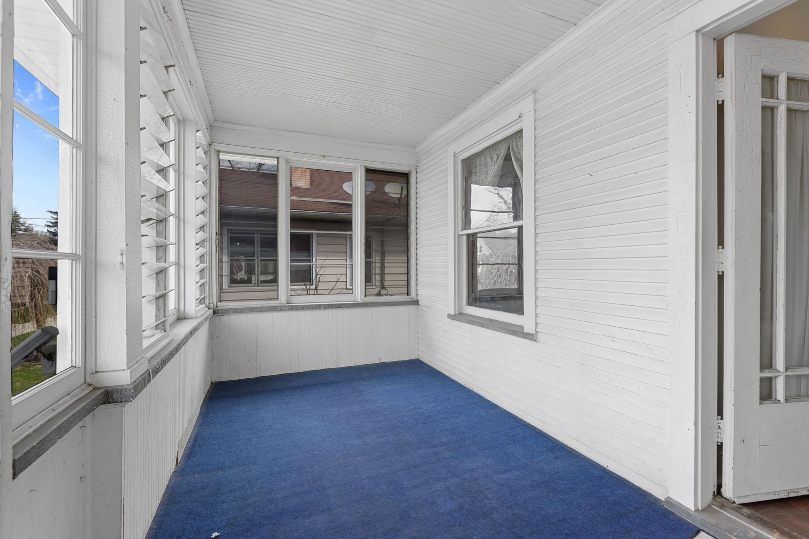 825 St John Street Elgin, IL 60120 - Photo 2 of 28 an empty room with wooden floor and windows