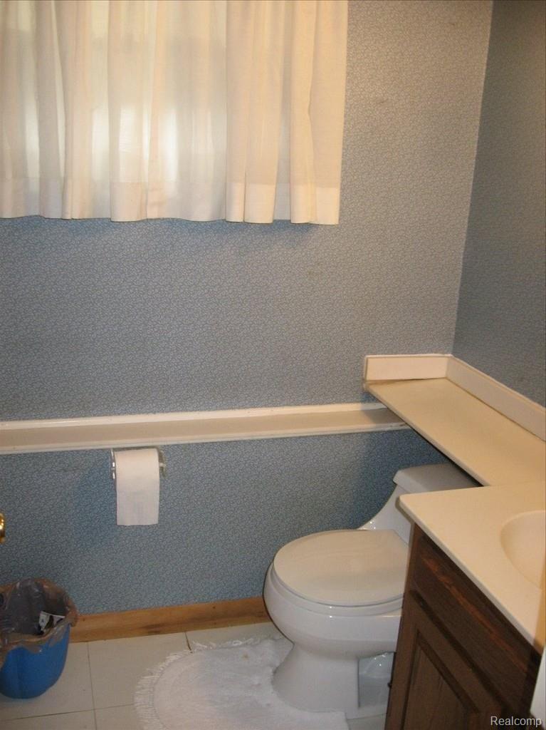 18255 Middlebelt Road Livonia, MI 48152 - Photo 10 of 17 Half bath