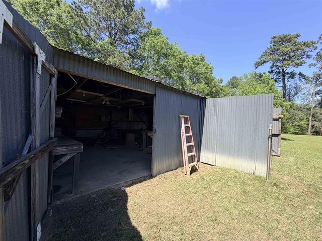 8957 Tejas Lane Silsbee, TX 77656 - Photo 40 of 50 a backyard of a house