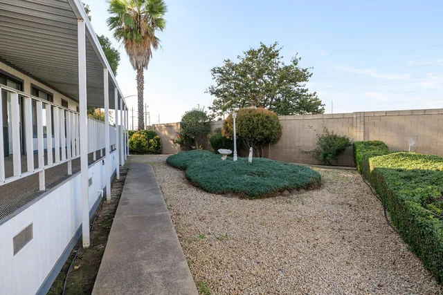 a view of a backyard with pathway