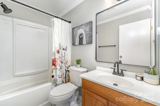 a view of yard with tree