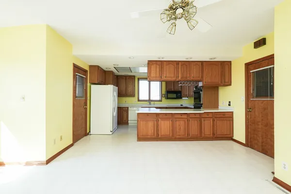 an empty room with wooden floor and mirror