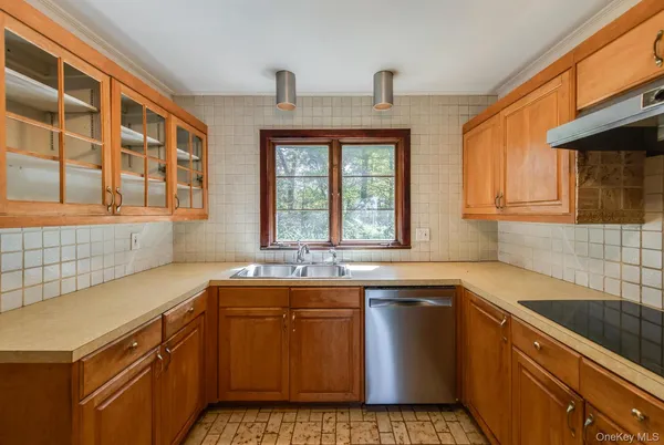 $699,000 | 19 Ridgeview Road, Poughkeepsie, NY 12603