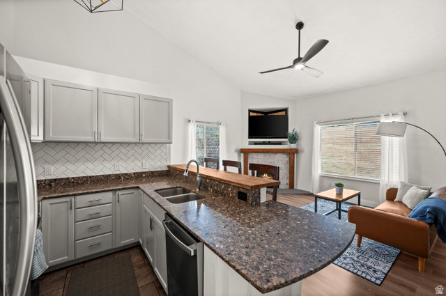 9229 South Jefferson Cove Sandy, UT 84070 - Photo 7 of 39