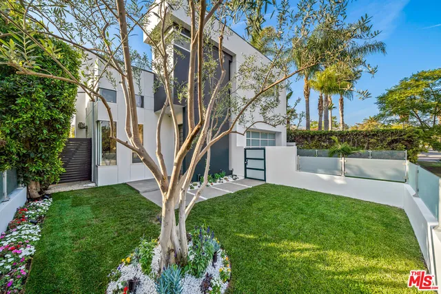 a view of back yard of the house