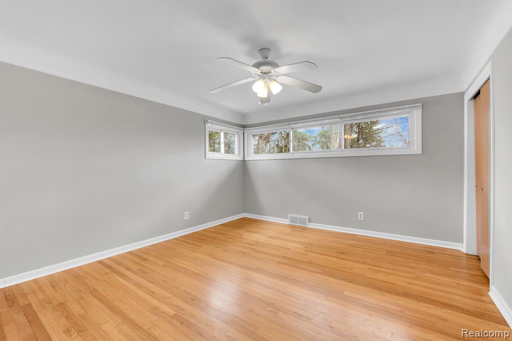 28390 New Castle Road Farmington, MI 48331 - Photo 23 of 37