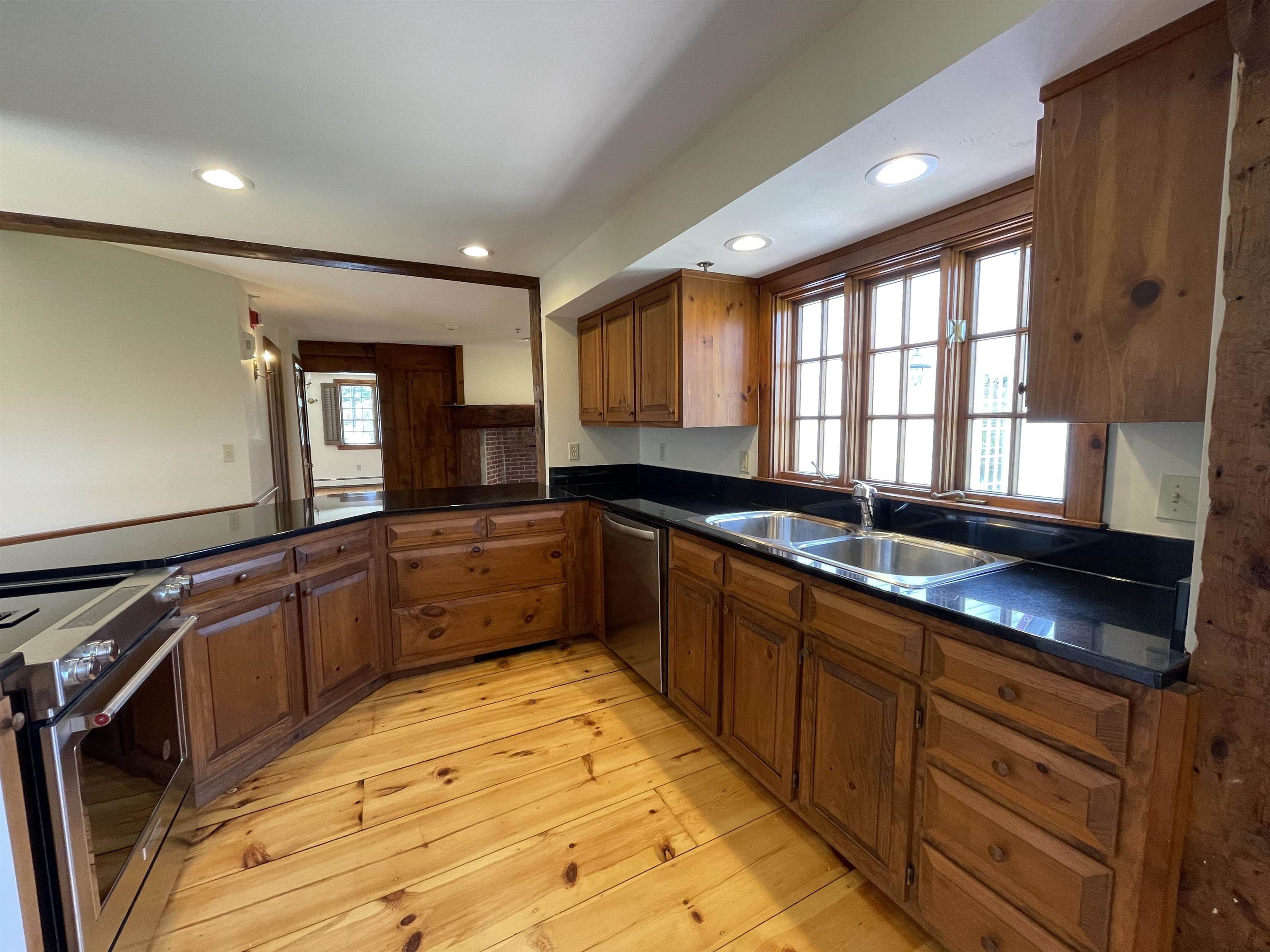 454 Main Street Fremont, NH 03044 - Photo 6 of 42