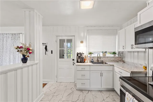 $2,300 | 476 Providence Street, Unit 1, West Warwick, RI 02893