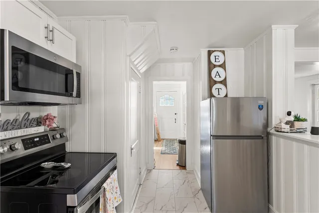 $2,300 | 476 Providence Street, Unit 1, West Warwick, RI 02893