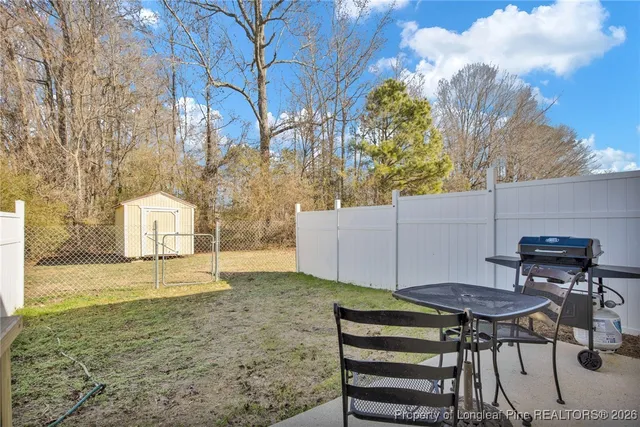 a view of a backyard