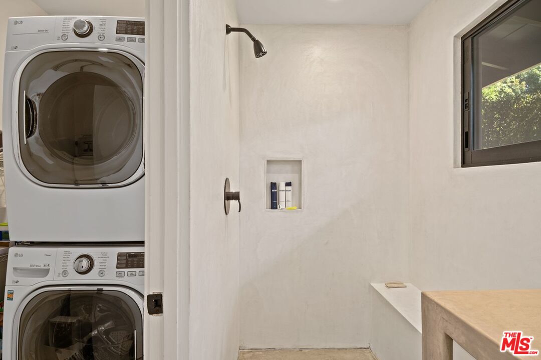 6237 Bonsall Drive Malibu, CA 90265 - Photo 32 of 50 a utility room with dryer and washer