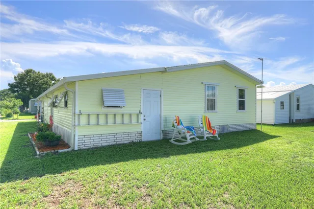 a view of a house with backyard