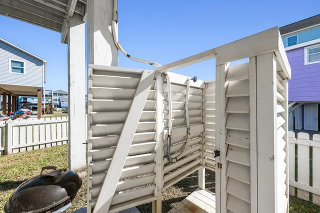 a view of entryway with an outdoor space