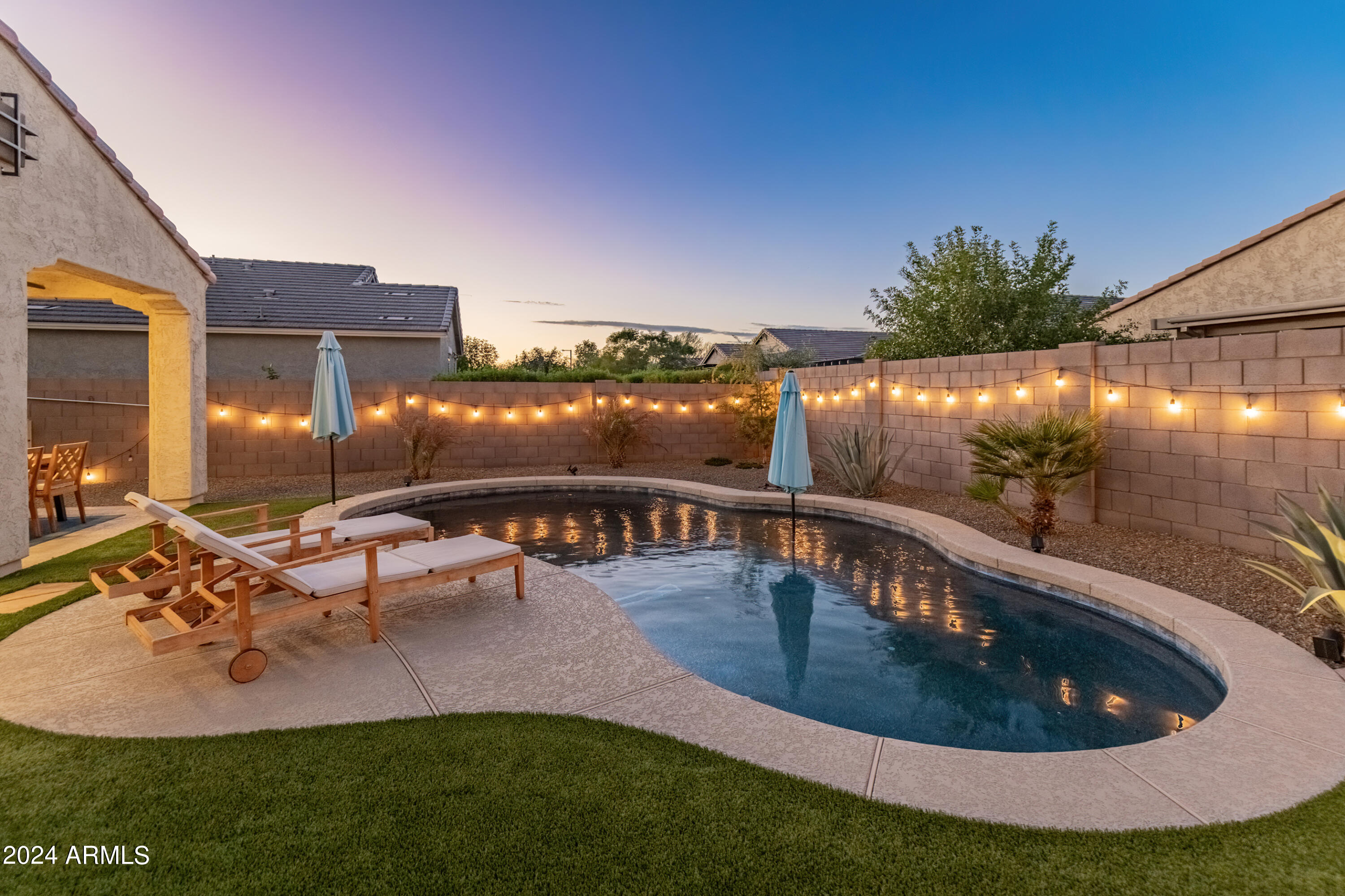 518 Balao Drive Phoenix, AZ 85085 - Photo 16 of 64 Exterior Lighting