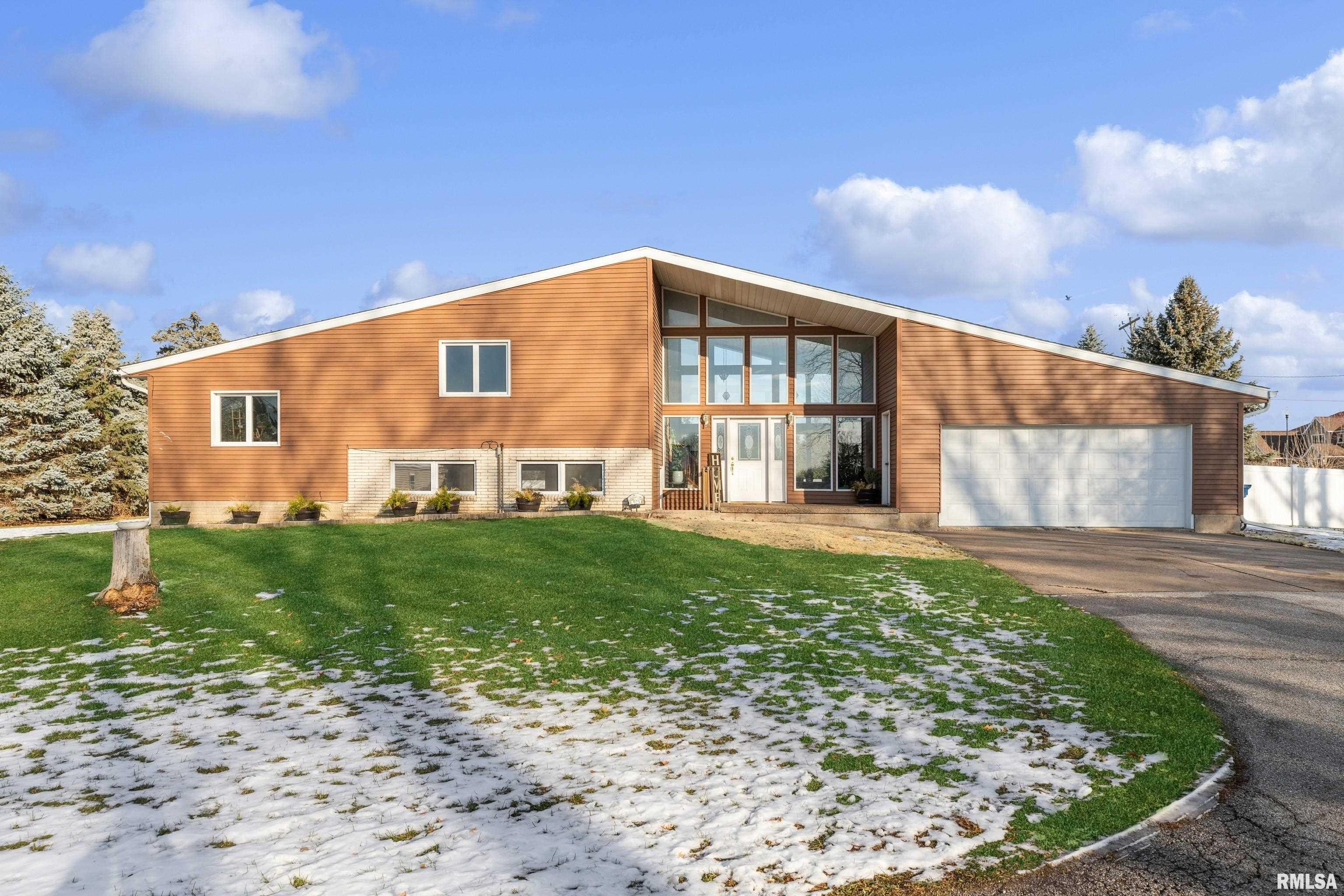 925 East Lincoln Road Eldridge, IA 52748 - Photo 1 of 31 Gallery Image 1