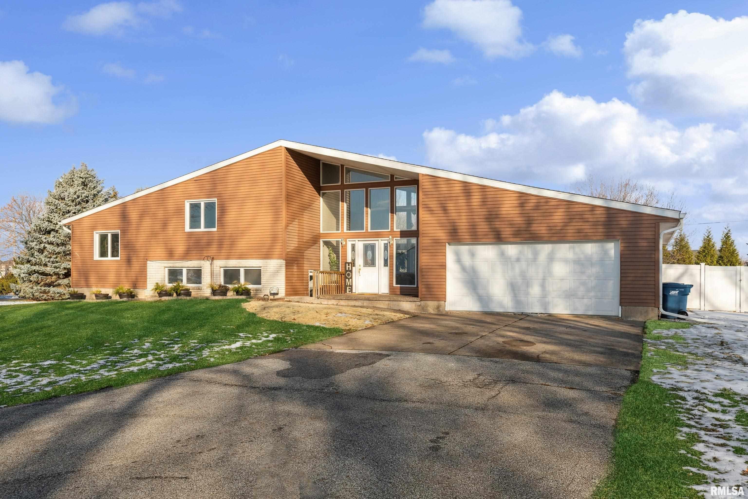 925 East Lincoln Road Eldridge, IA 52748 - Photo 3 of 31 Gallery Image 3