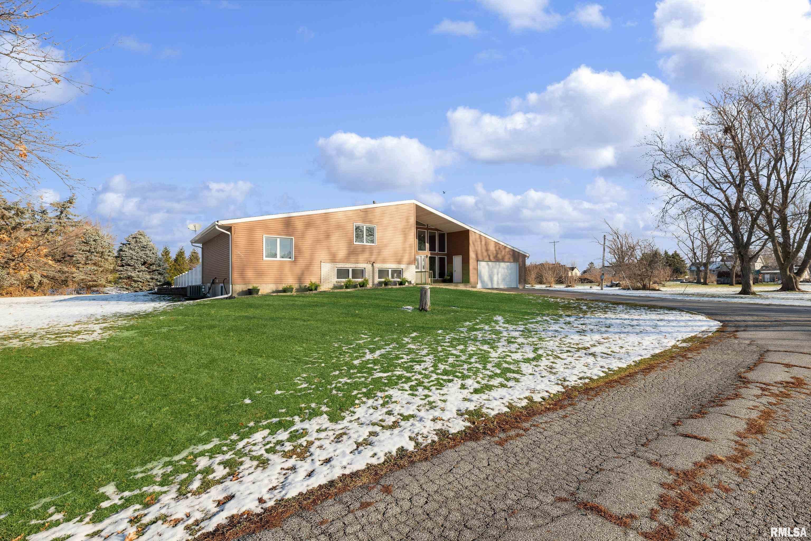 925 East Lincoln Road Eldridge, IA 52748 - Photo 5 of 31 Gallery Image 5