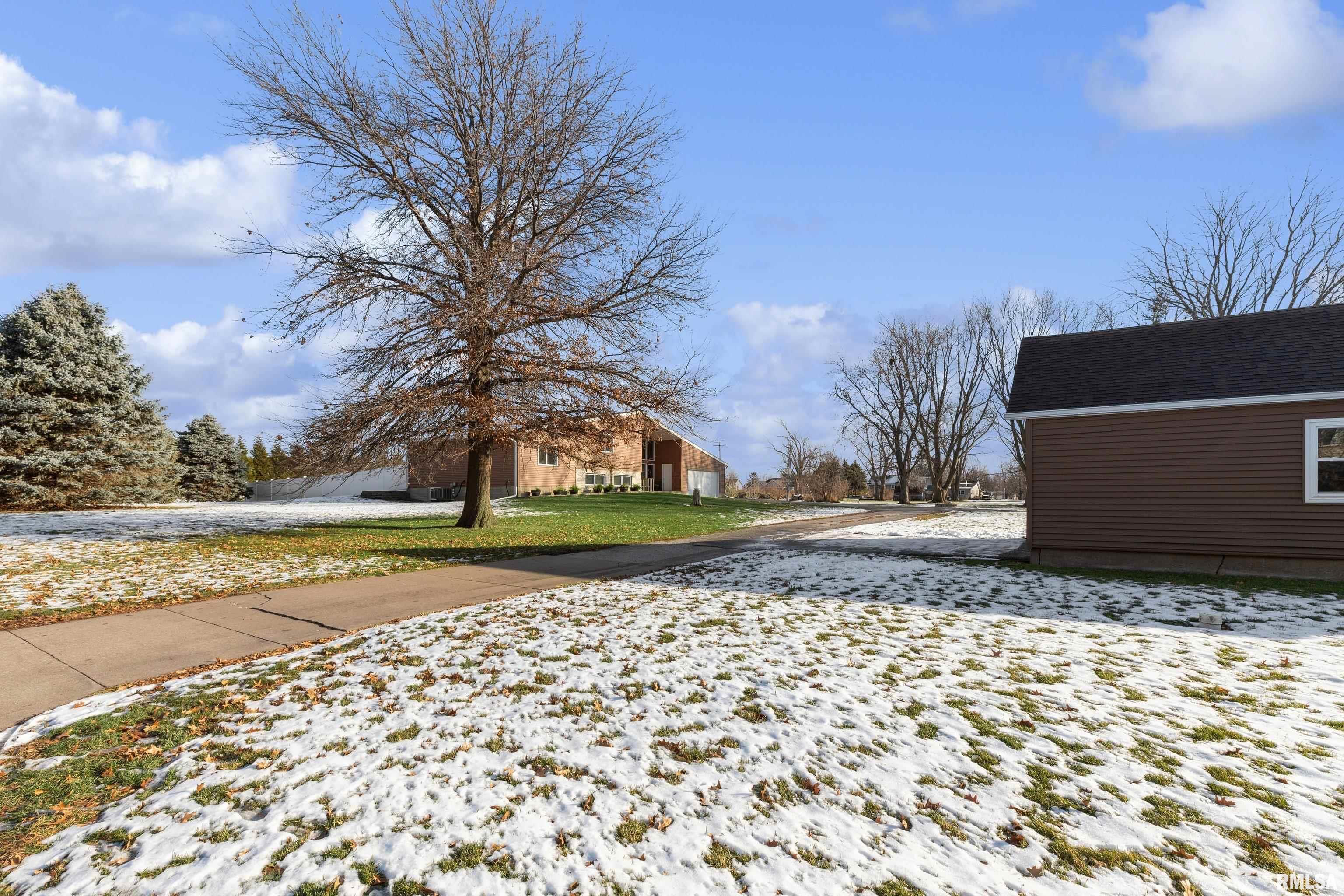 925 East Lincoln Road Eldridge, IA 52748 - Photo 6 of 31 Gallery Image 6