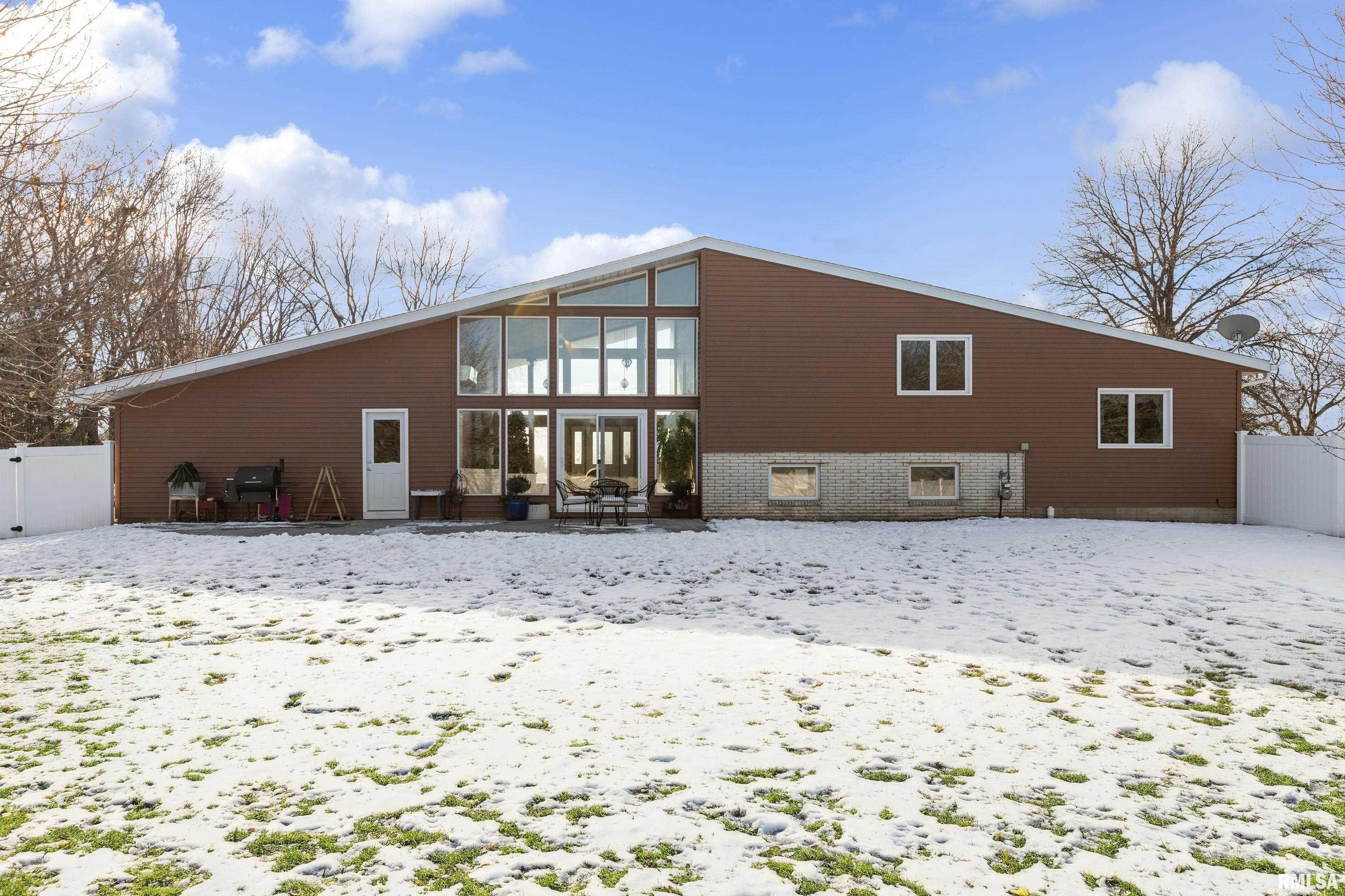 925 East Lincoln Road Eldridge, IA 52748 - Photo 8 of 31 Gallery Image 8