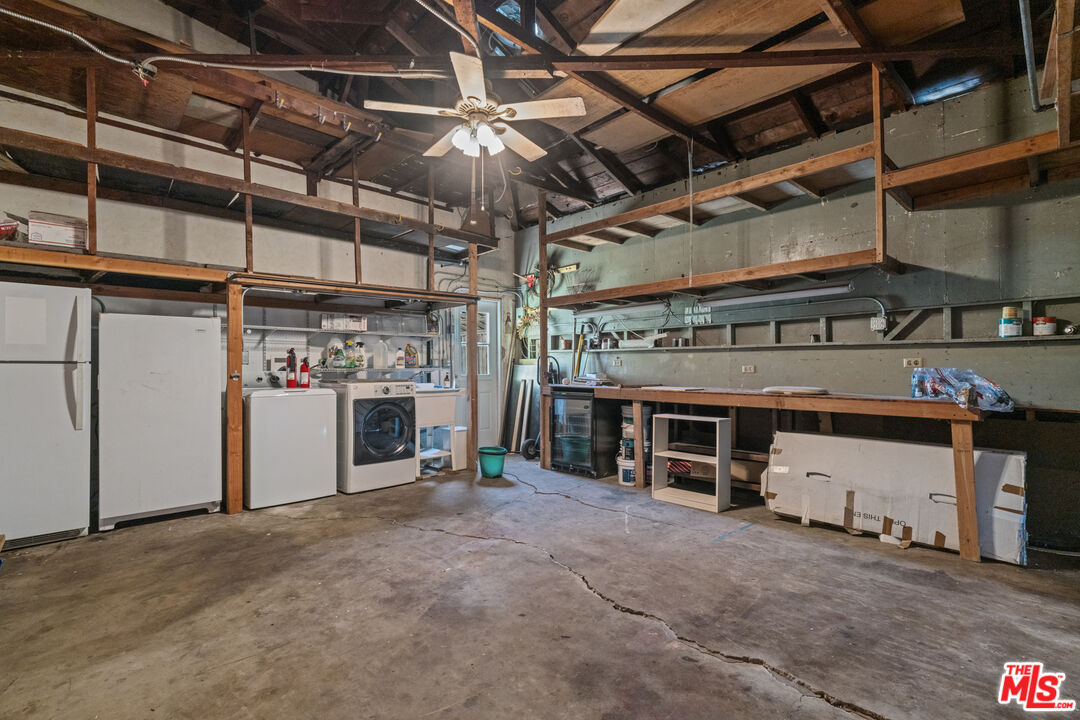 4352 Globe Avenue Culver City, CA 90230 - Photo 29 of 30 a view of a room with an empty space