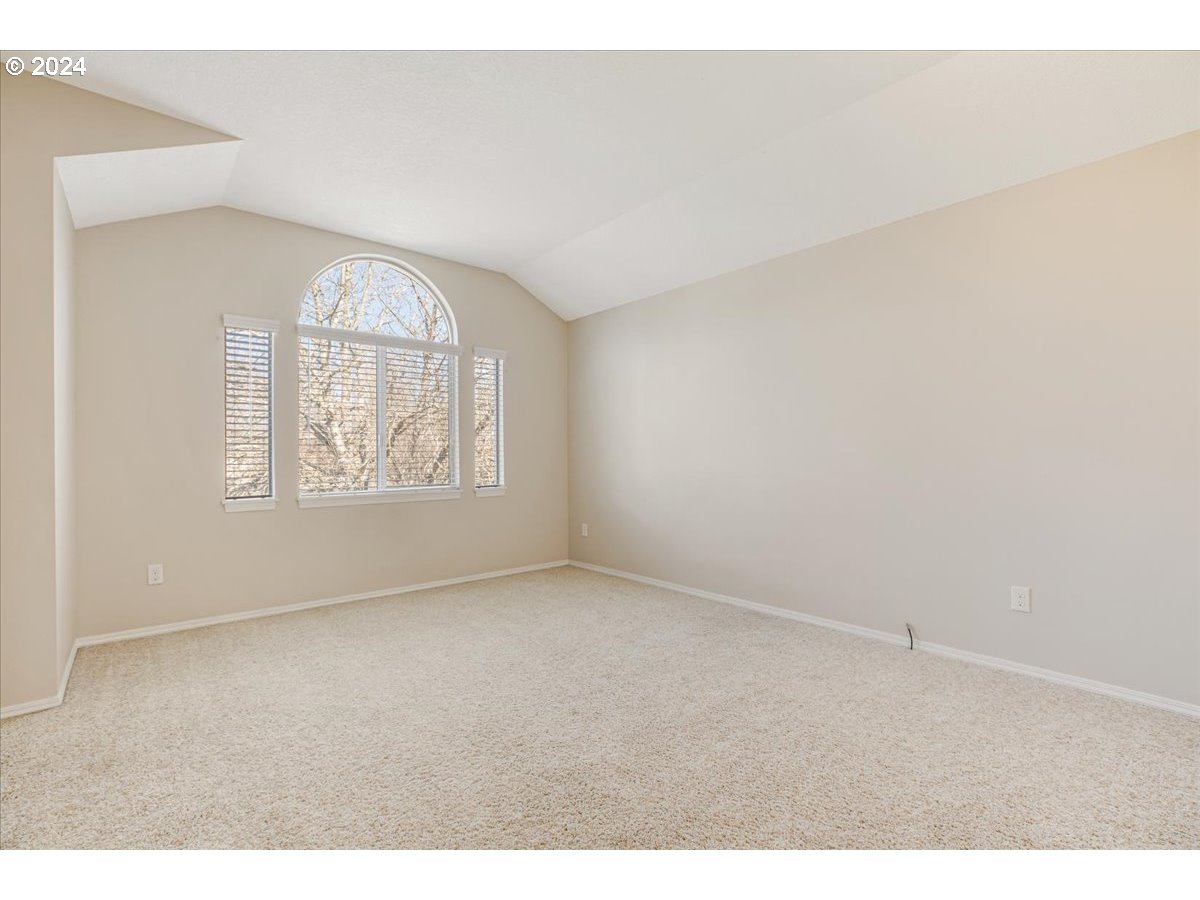 10570 Southwest Windsor Court Portland, OR 97223 - Photo 28 of 35 an empty room with windows and closet